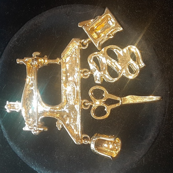 Vintage Sewing Machine Brooch with Gold Tone Accents - Picture 4 of 4